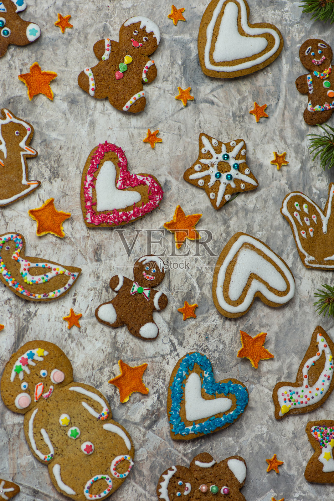 圣诞背景与节日装饰，冷杉树枝和姜饼照片摄影图片