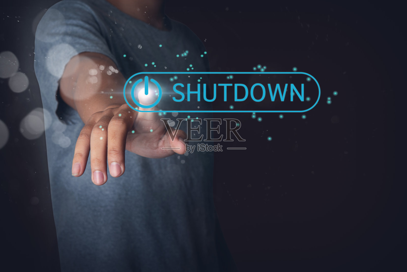穿灰色衬衫的男人点击关机符号图标上的黑色背景。手动选择关机标志条。数字化技术业务控制理念。照片摄影图片