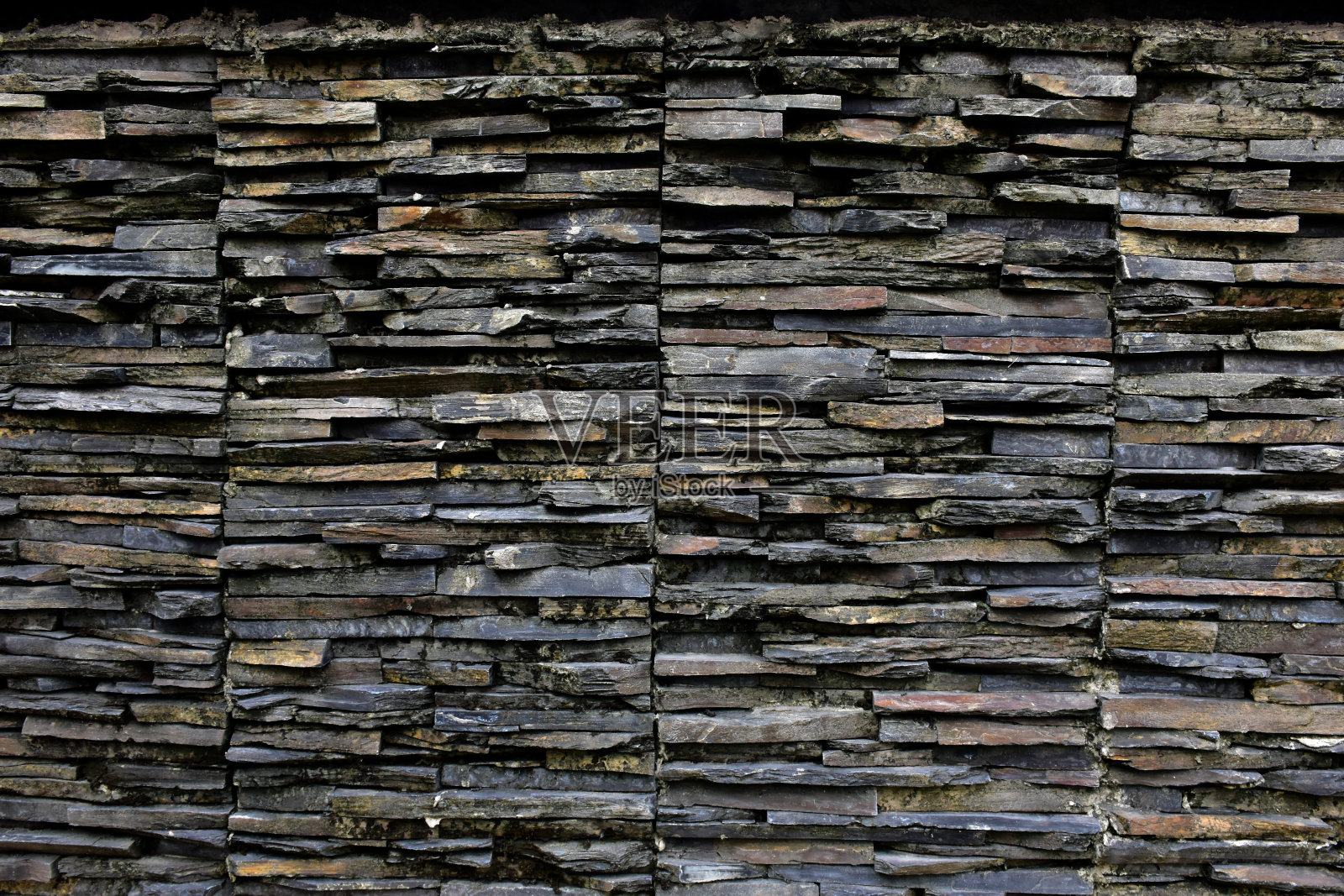 混凝土建筑的旧开裂墙。部分红砖墙被弃墙背景进行设计和装饰。照片摄影图片