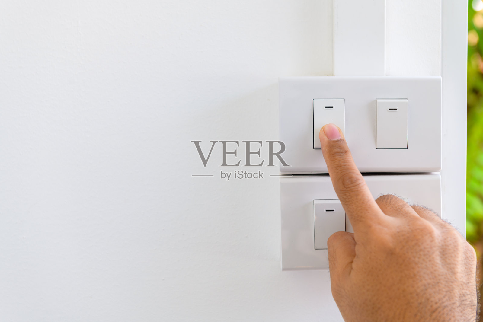 按开/关电器开关，省电节能照片摄影图片