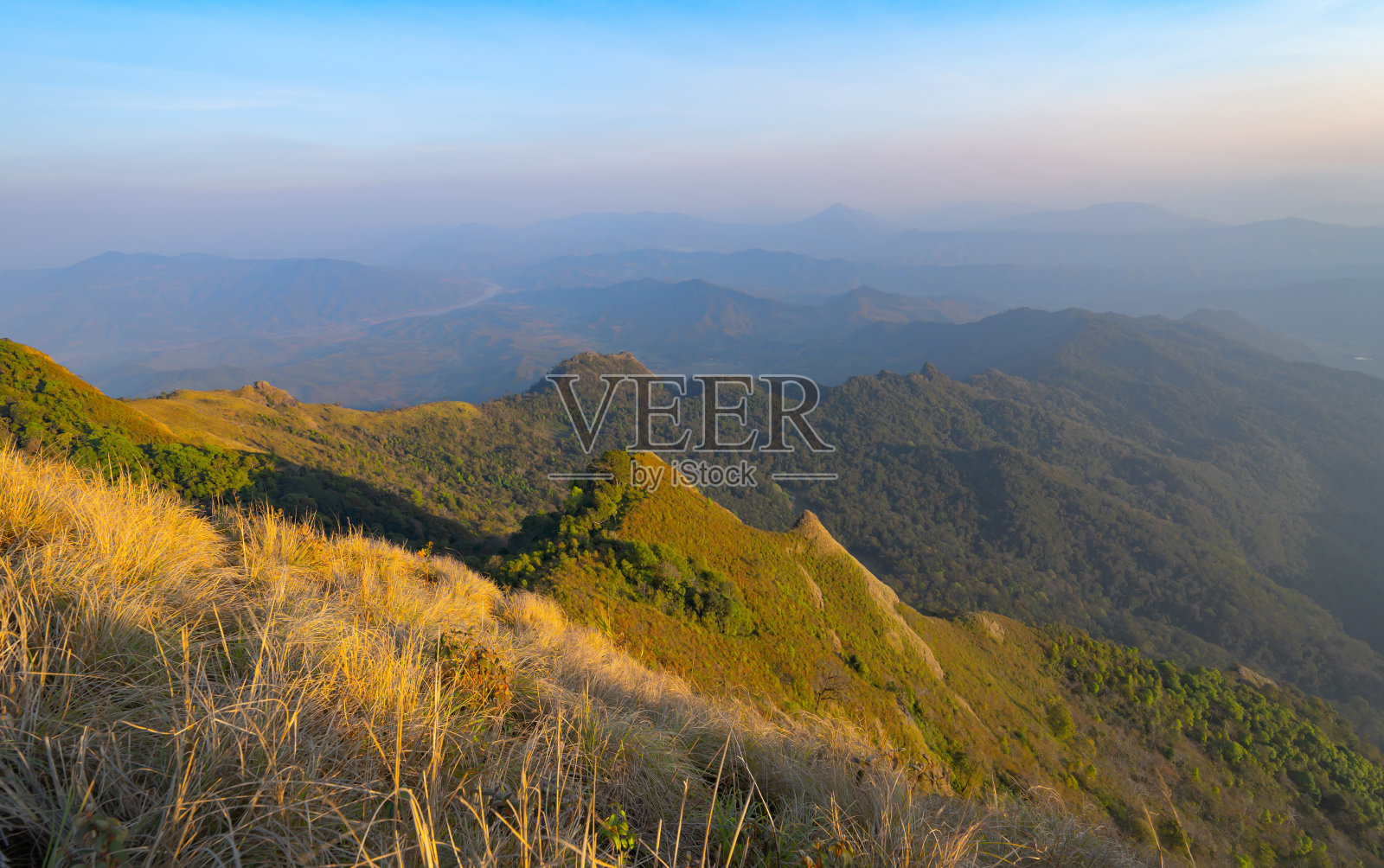 空中俯瞰森林树木和绿色的小山与雾，雾和云。自然景观背景，泰国。照片摄影图片