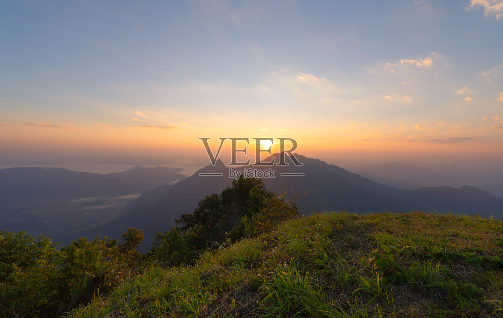 空中俯瞰森林树木和绿色的小山与雾，雾和云。自然景观背景，泰国。照片摄影图片