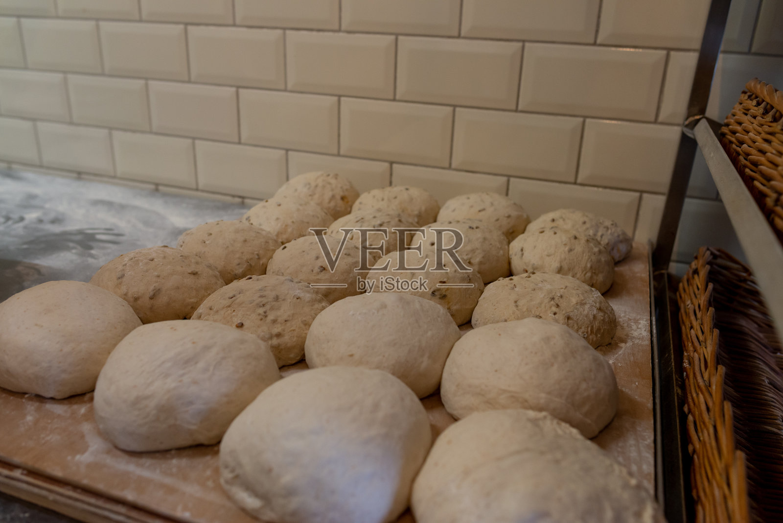 在最后成型前放置的生面团照片摄影图片