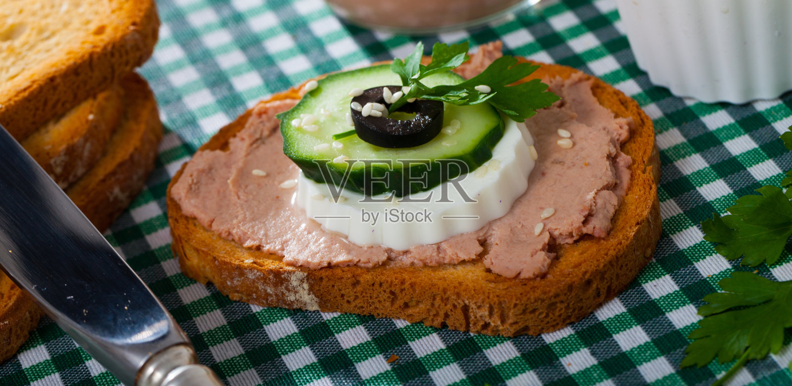 土司，奶酪，黄瓜照片摄影图片