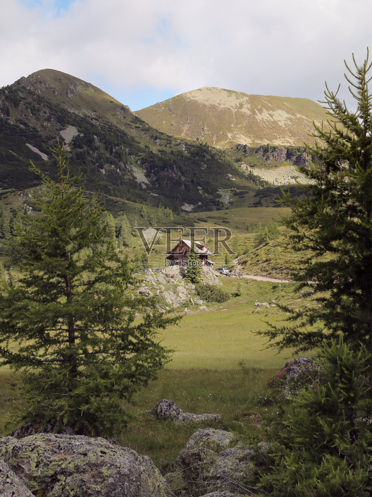 山与树之间山谷中的小木屋照片摄影图片