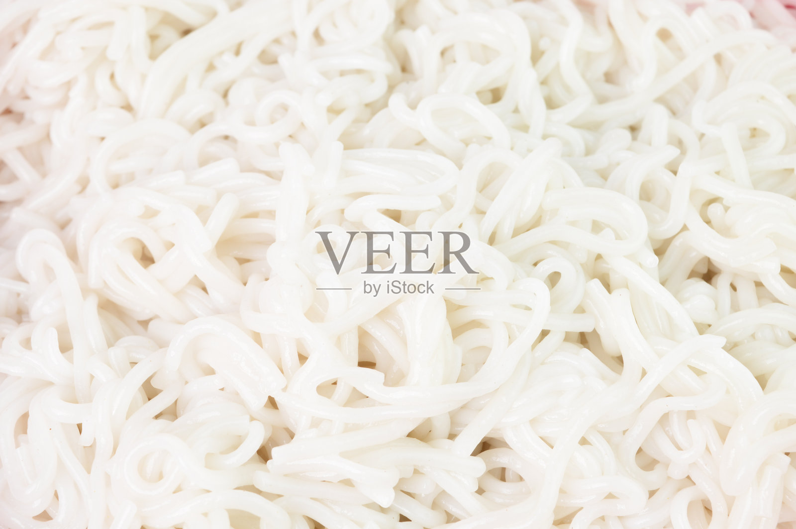 白开水拉沙米线的特写镜头。照片摄影图片