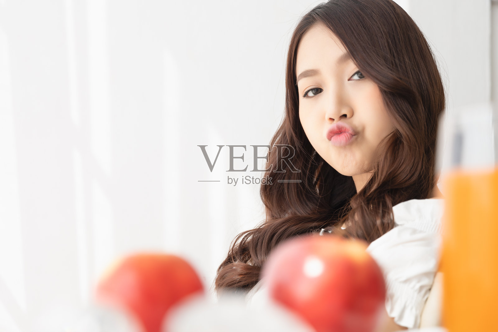 健康的生活方式，接近美丽的年轻亚洲妇女与果汁微笑快乐。健康饮食，食物和生活方式，健康，美丽，节食的概念。照片摄影图片