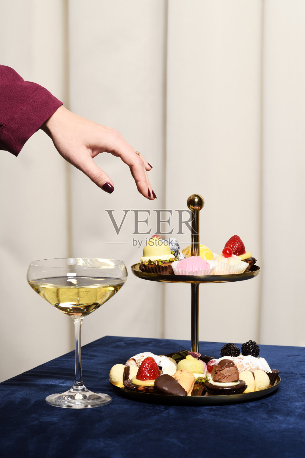 古董花瓶，迷你蛋糕和一杯葡萄酒照片摄影图片