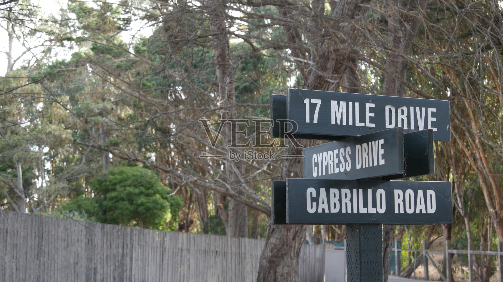 风景优美的17英里车程木制路标，加利福尼亚州。沿海旅游自驾游。照片摄影图片