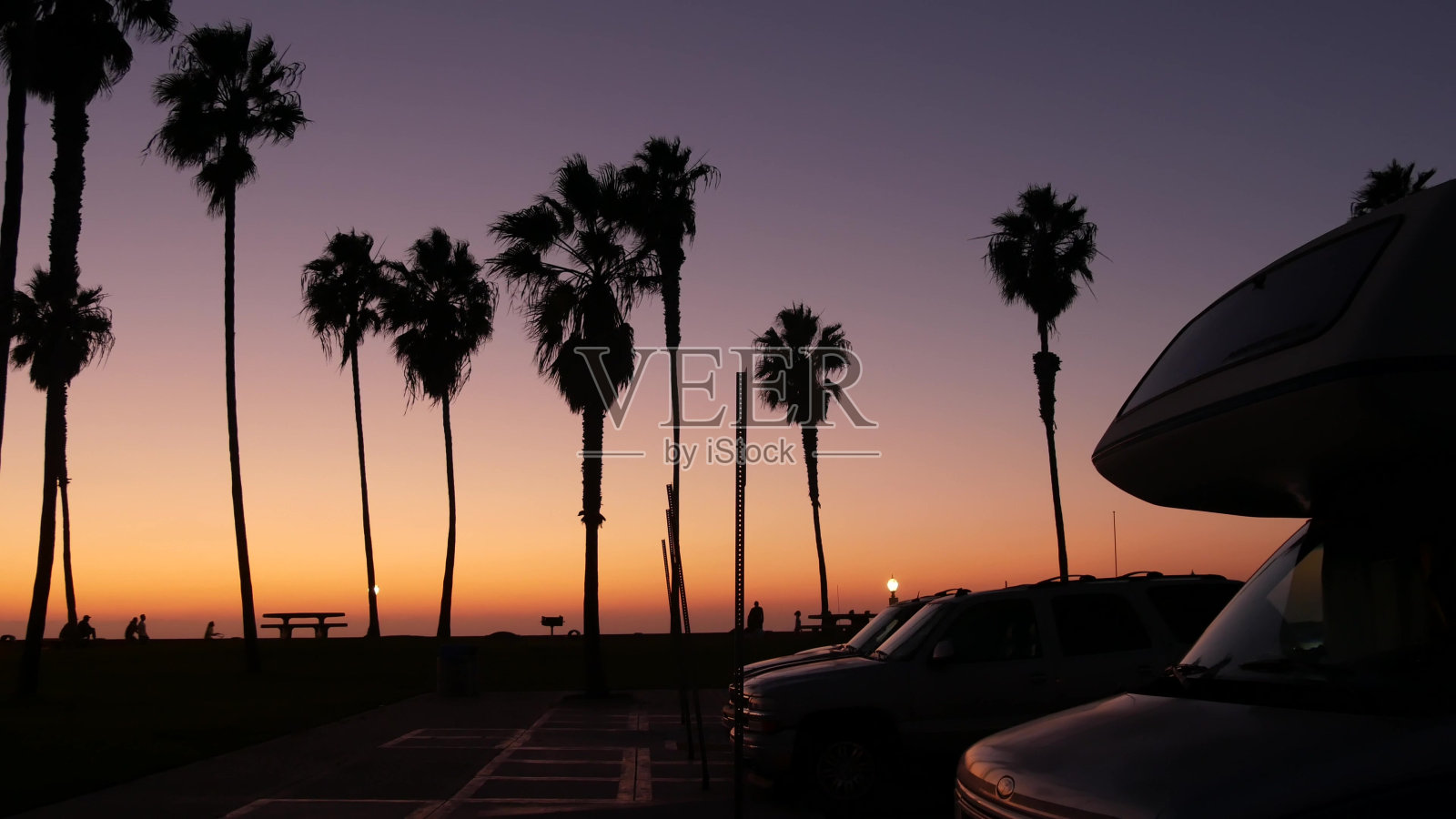 房车，旅行大篷车，棕榈树，日落时的加利福尼亚海滩照片摄影图片