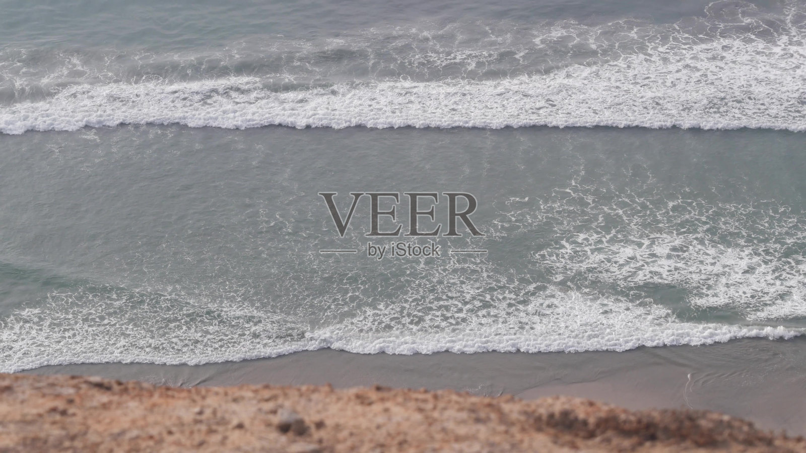 加利福尼亚州托里松的陡峭悬崖或峭壁，来自上方的海浪照片摄影图片