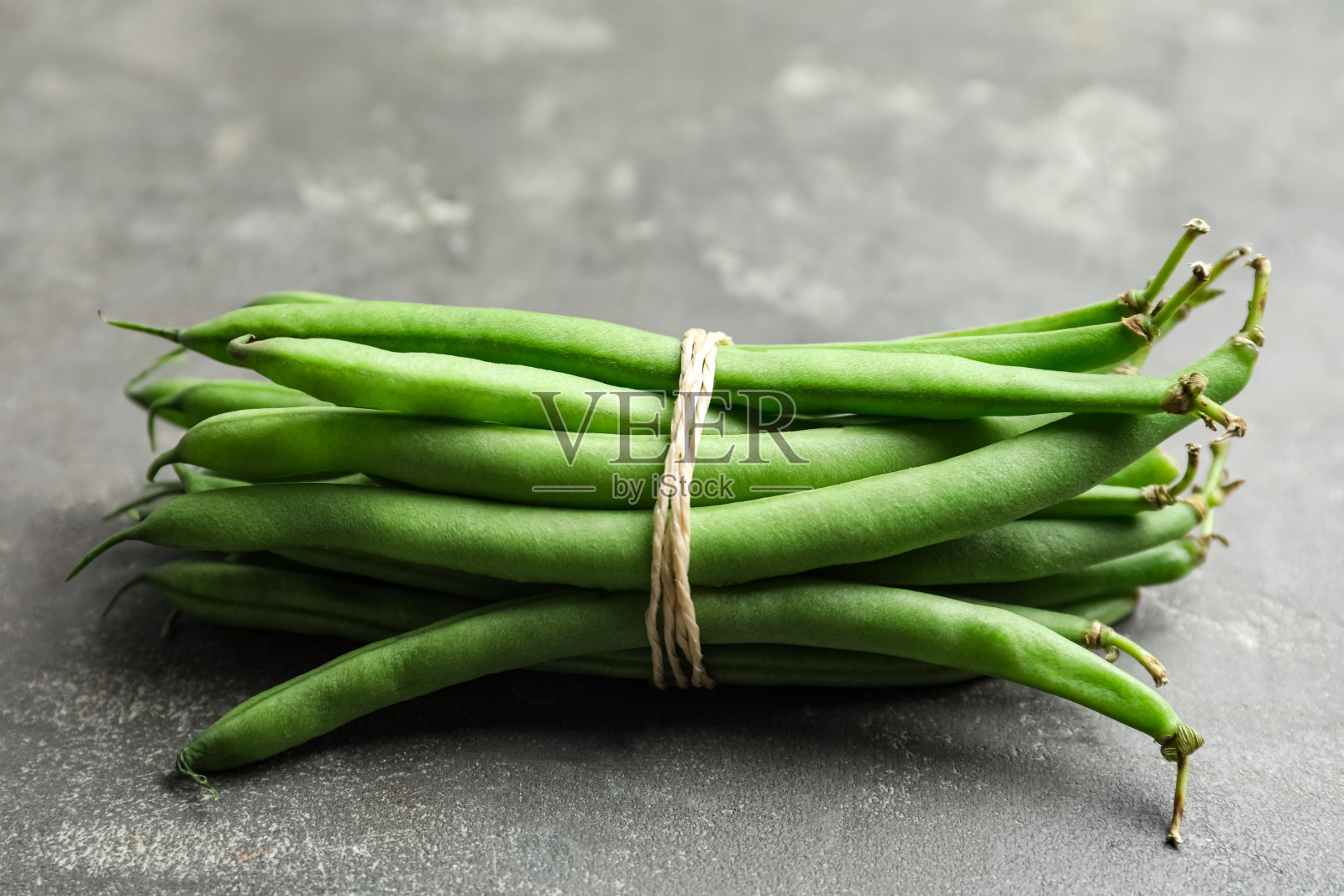 灰色桌子上的新鲜青豆，特写镜头照片摄影图片