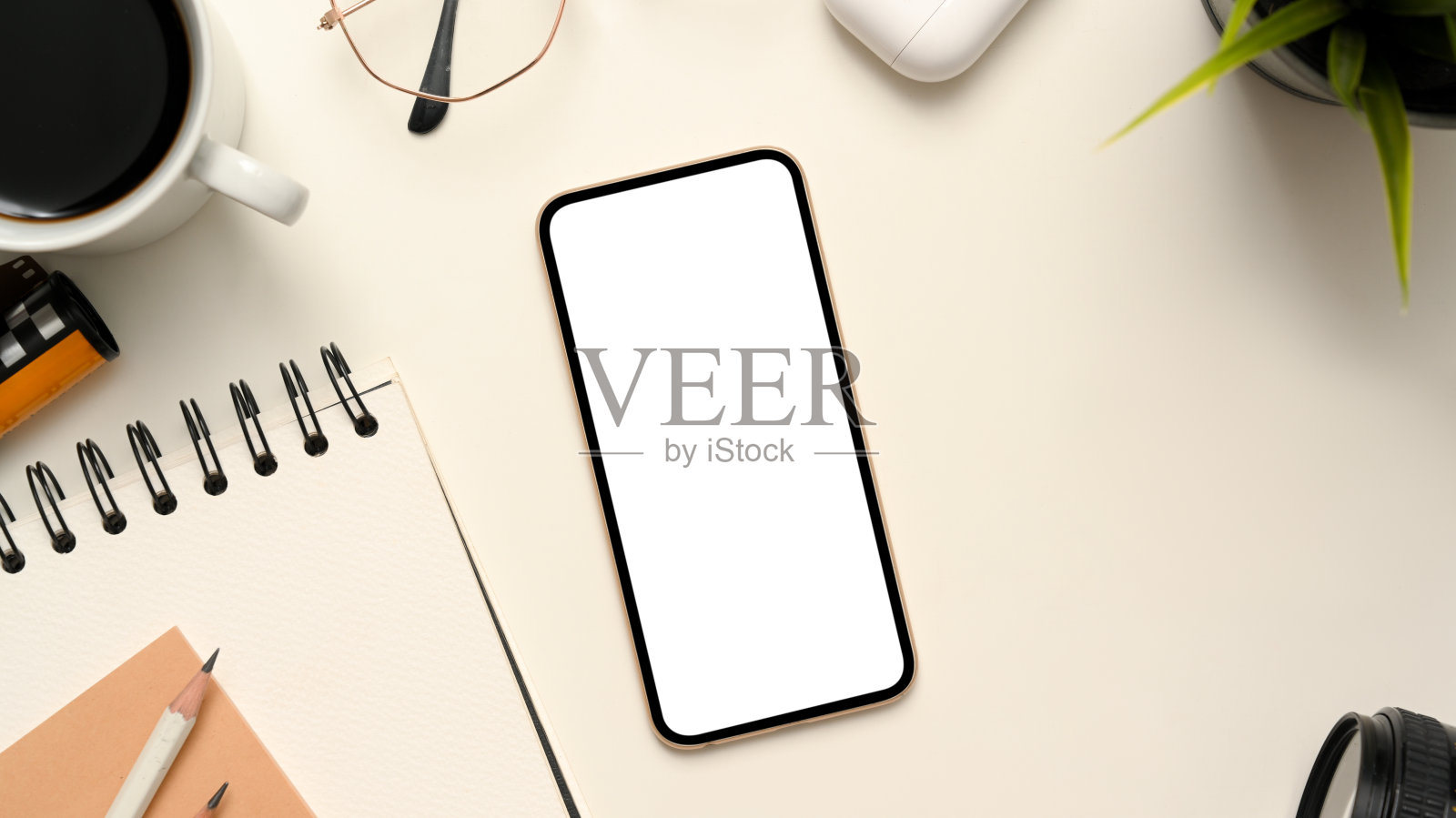 最小的白色办公桌与智能手机模型照片摄影图片