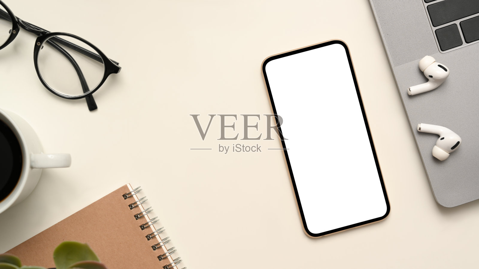 现代工作空间桌子与智能手机白屏幕模型照片摄影图片