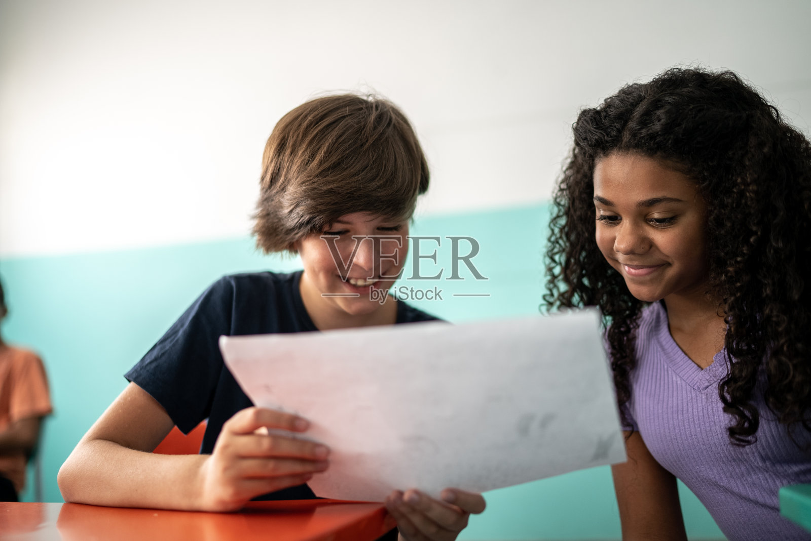 学生们在教室里看书照片摄影图片