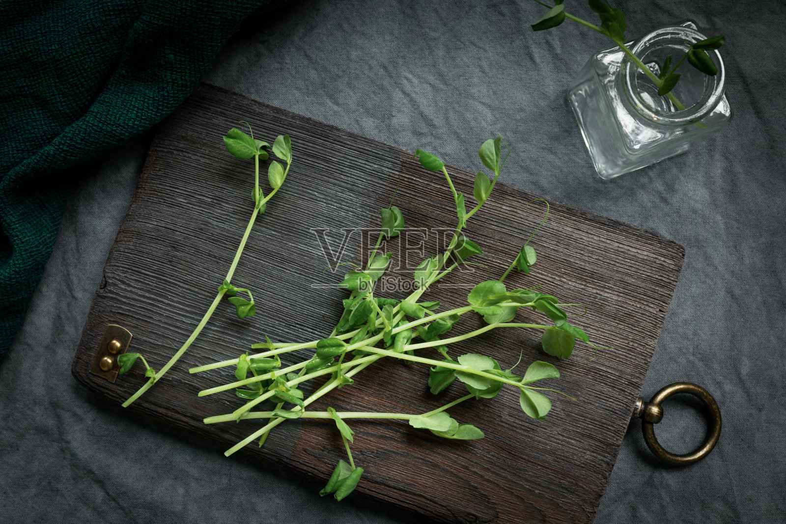 为烹饪主题设计，在旧木板上用金属装饰元素切成小绿色。对角线的安排。本空间照片摄影图片