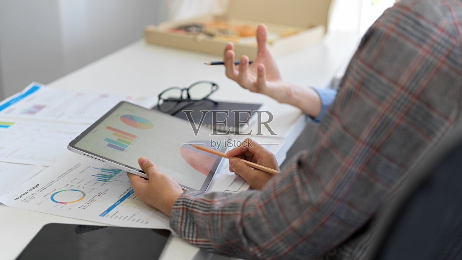 女老板在说话，男营销经理在听。照片摄影图片