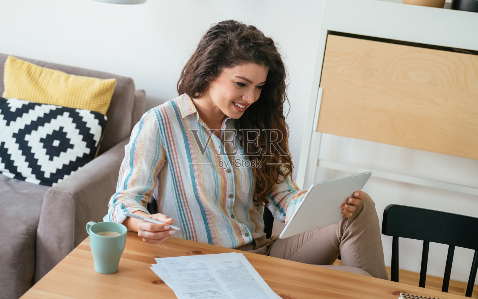 快乐的商业女性在家庭办公室使用数码平板电脑照片摄影图片
