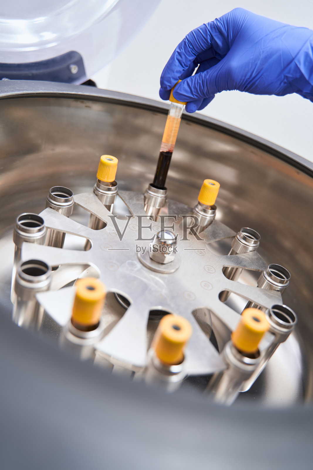 护士在医院用离心机做医学研究照片摄影图片