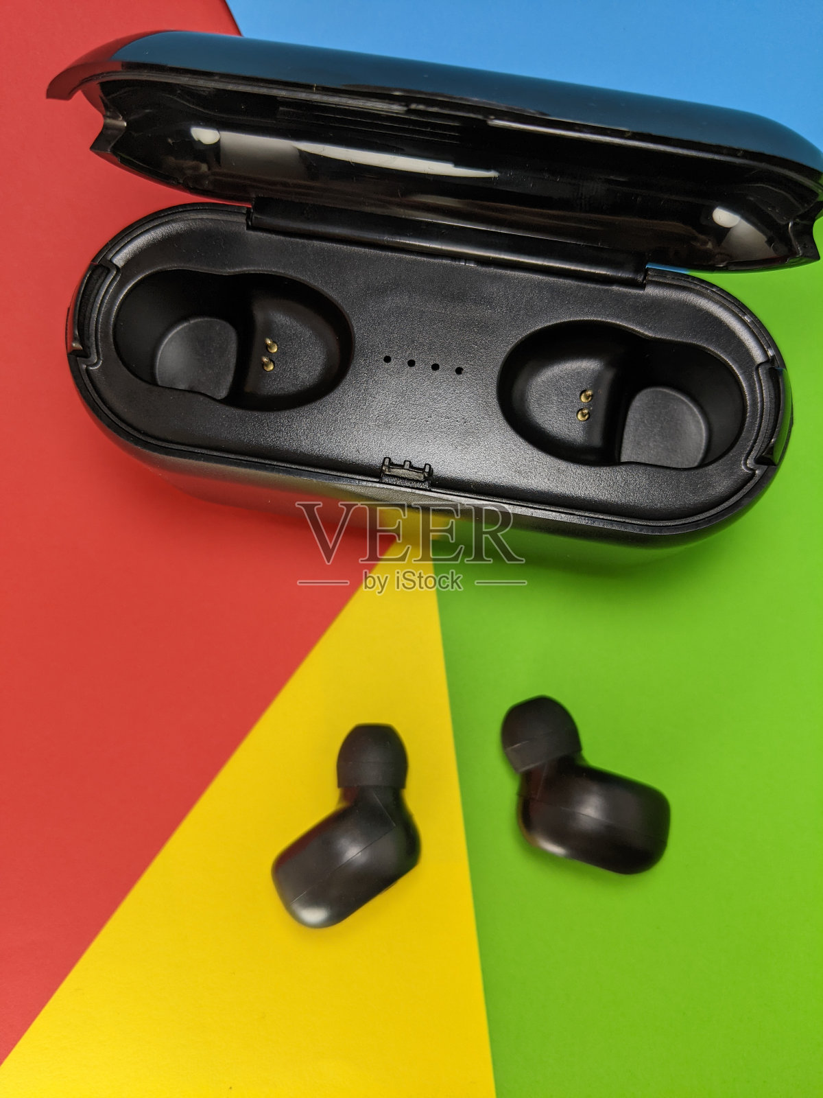 真正的无线立体声与彩色背景照片摄影图片