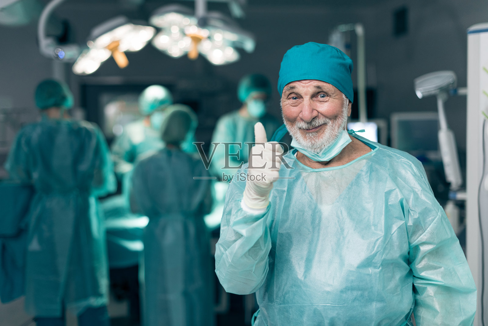 资深医生竖起大拇指照片摄影图片