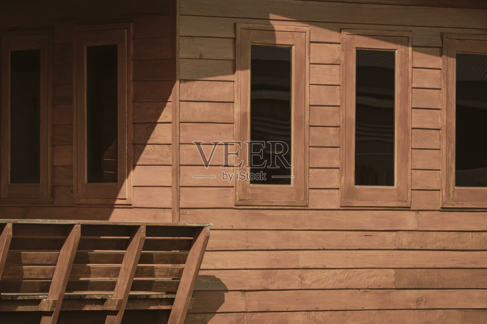 阳光和阴影在玻璃窗户表面的复古击倒木屋由可重复使用的木材材料照片摄影图片