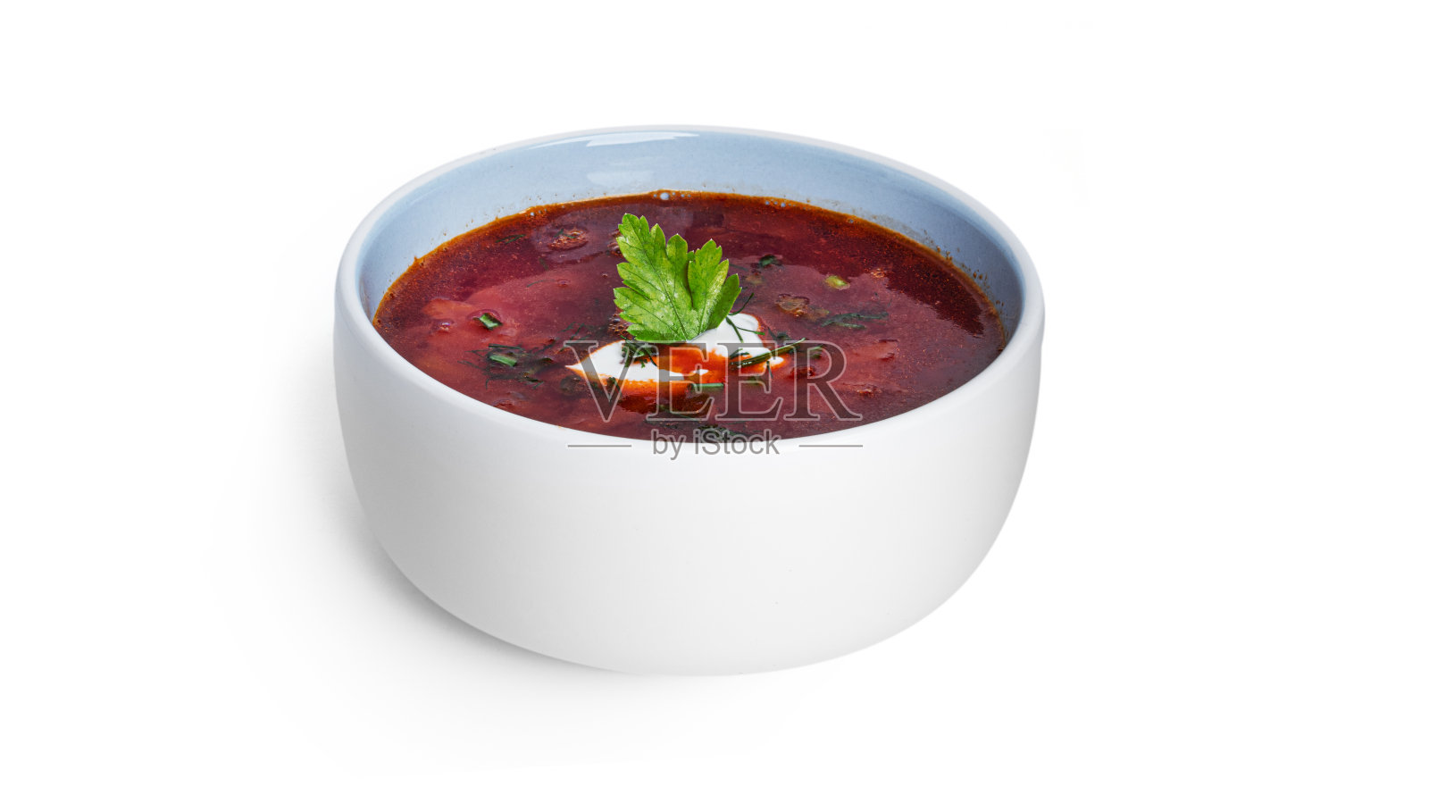 红的，热的罗宋汤-甜菜与酸奶油和香草隔离在白色的背景上照片摄影图片