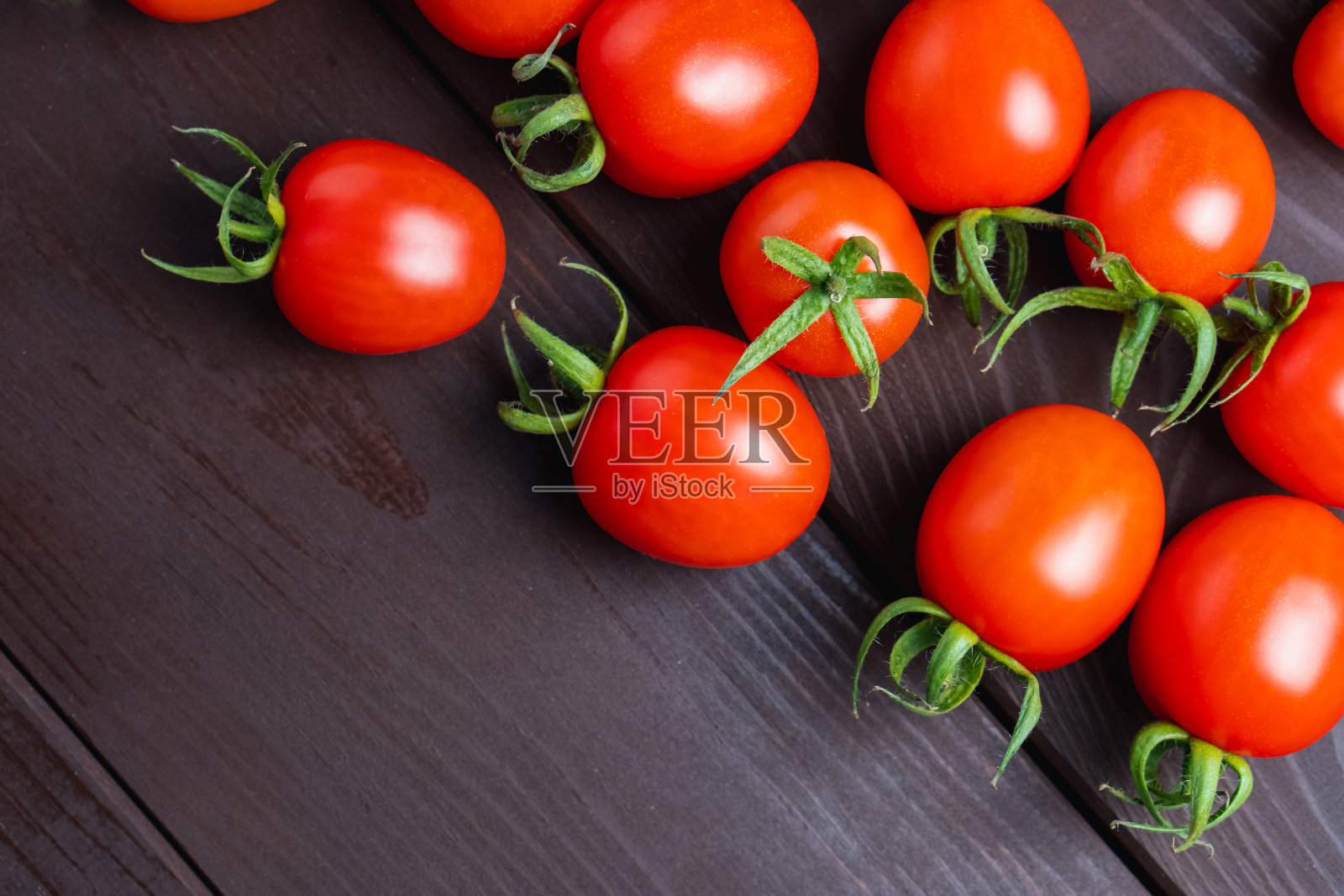 木制桌子上放着红色的番茄。有机健康食品。烹饪原料。番茄汤在书桌上。本空间照片摄影图片