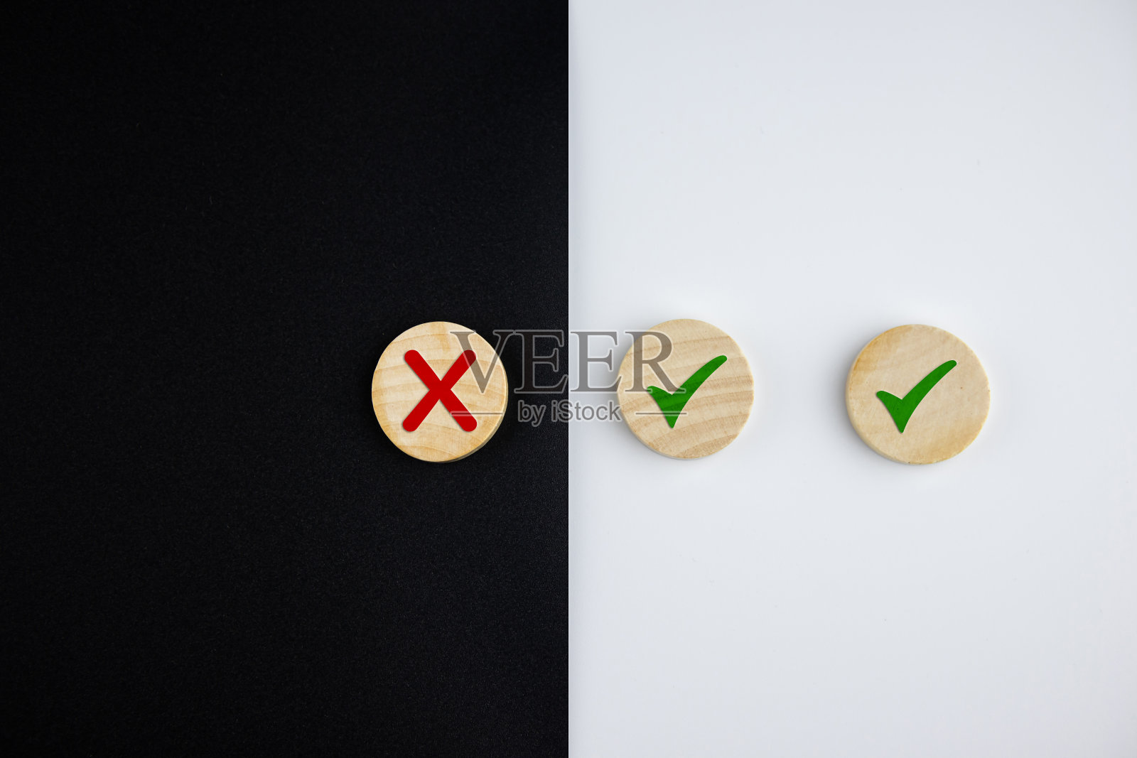 在木方块上画十字和勾号。照片摄影图片