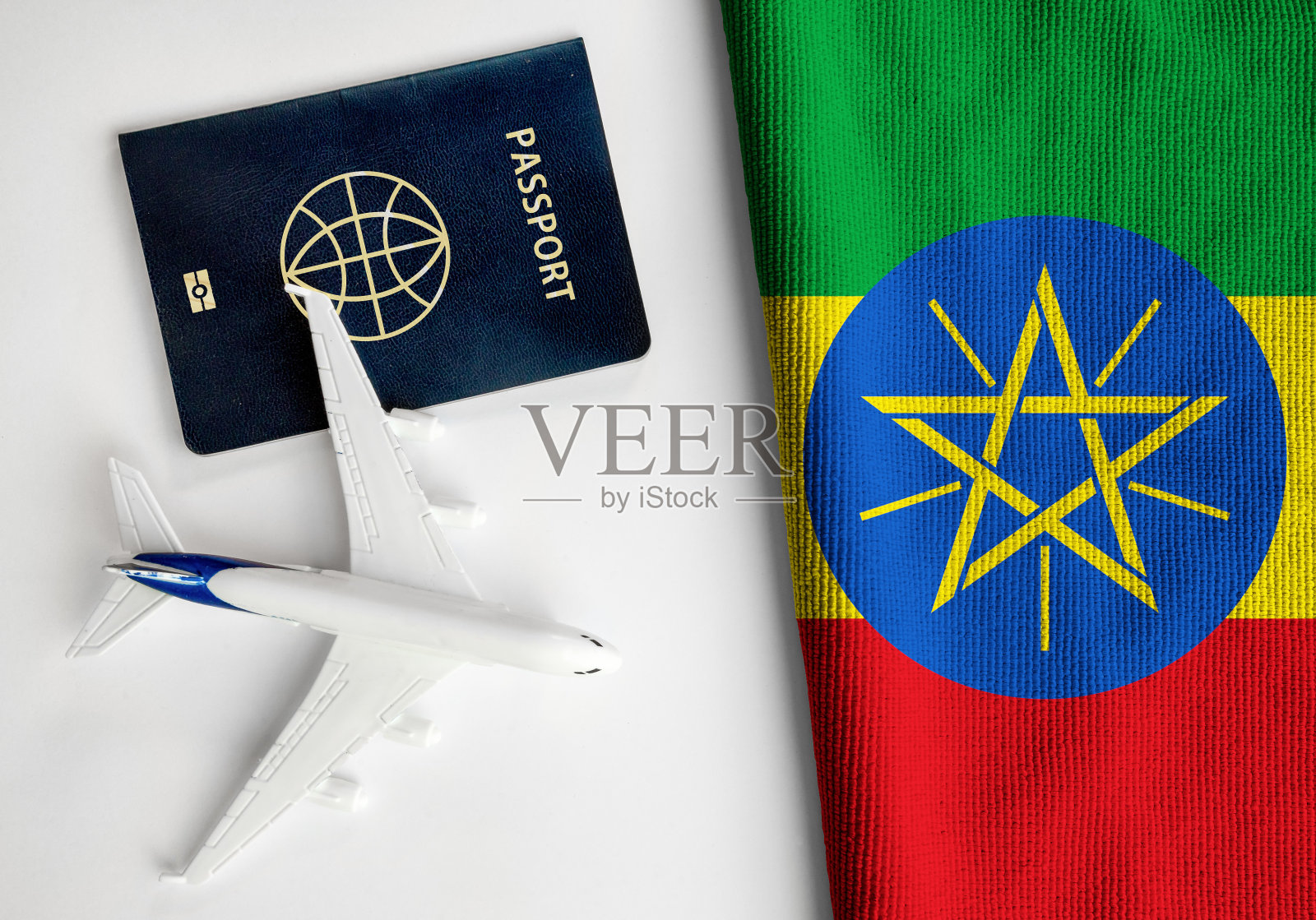 埃塞俄比亚国旗，护照和玩具飞机照片摄影图片