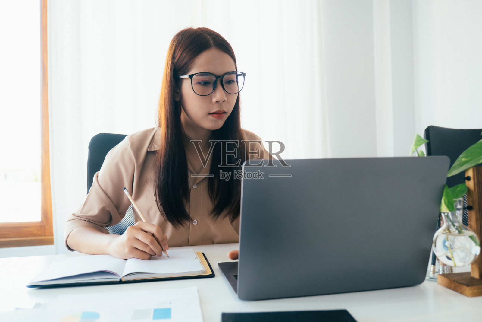 商人分析投资营销数据。照片摄影图片