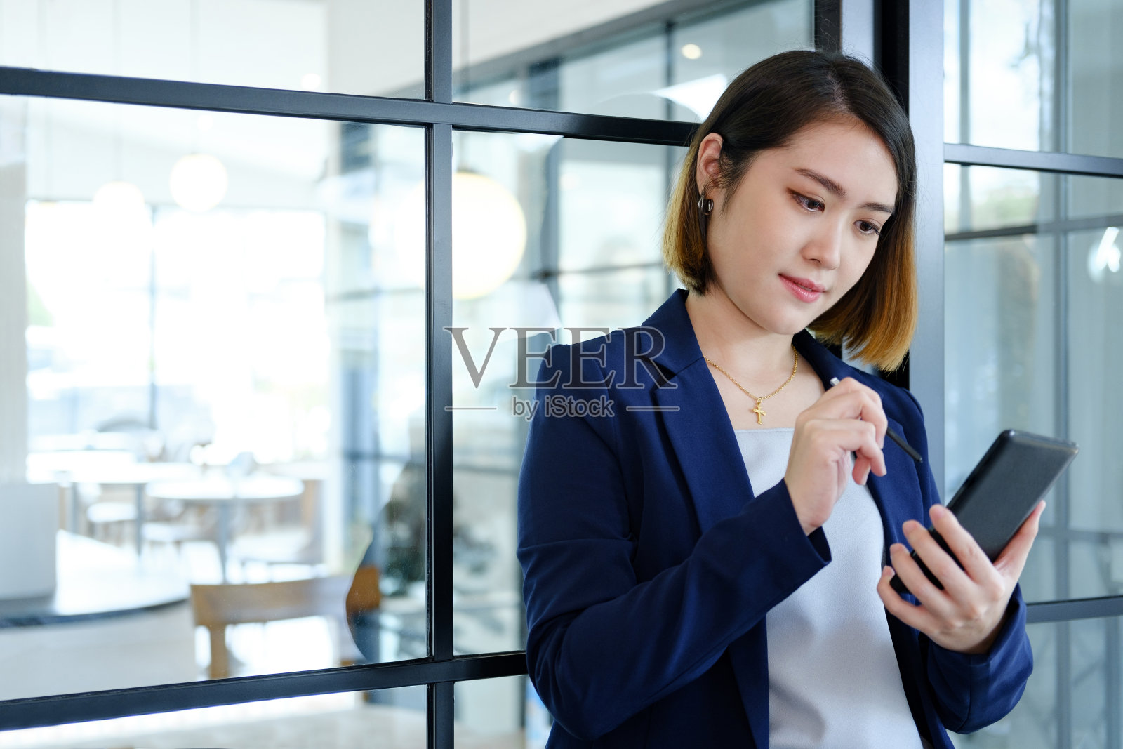 年轻女子使用手机照片摄影图片