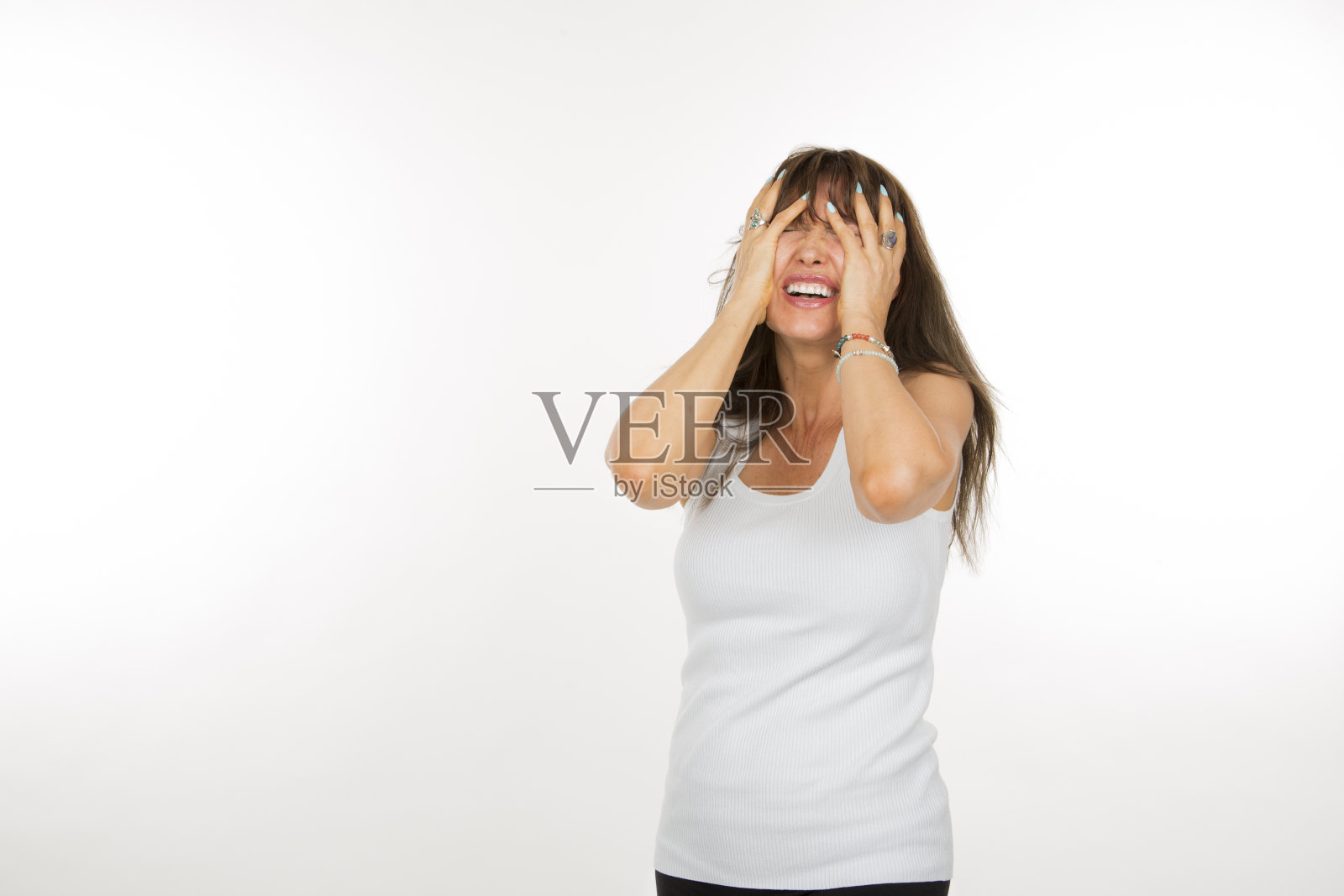 以白色为背景，双手抱头的成年女性的表情照片摄影图片