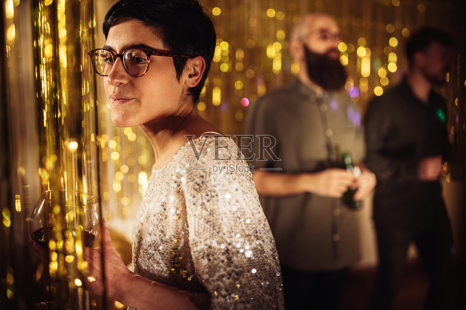 女人在派对上玩得很开心照片摄影图片