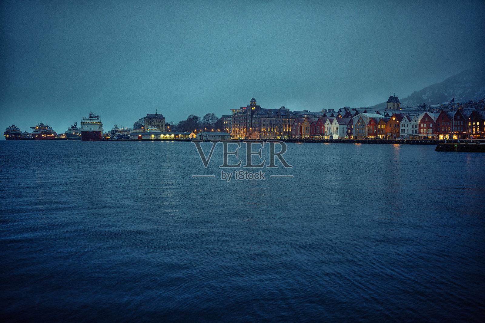 挪威卑尔根市遭遇暴风雪袭击照片摄影图片