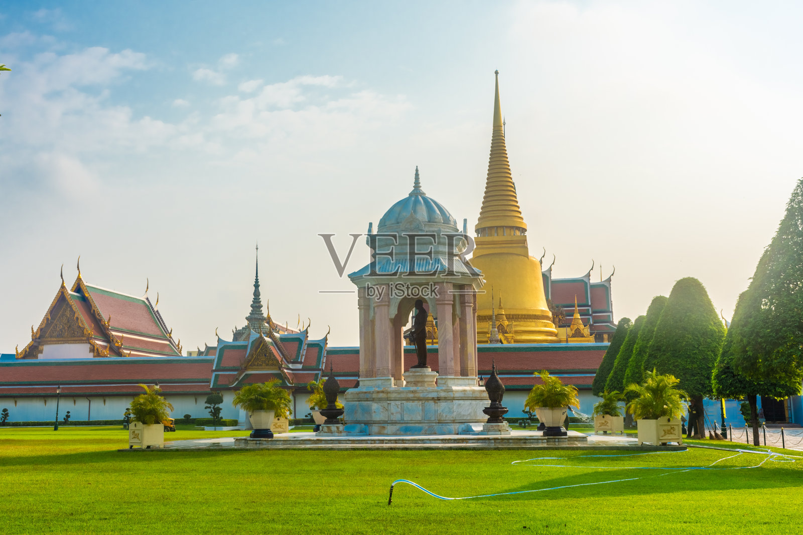 泰国曼谷美丽的金色寺庙照片摄影图片