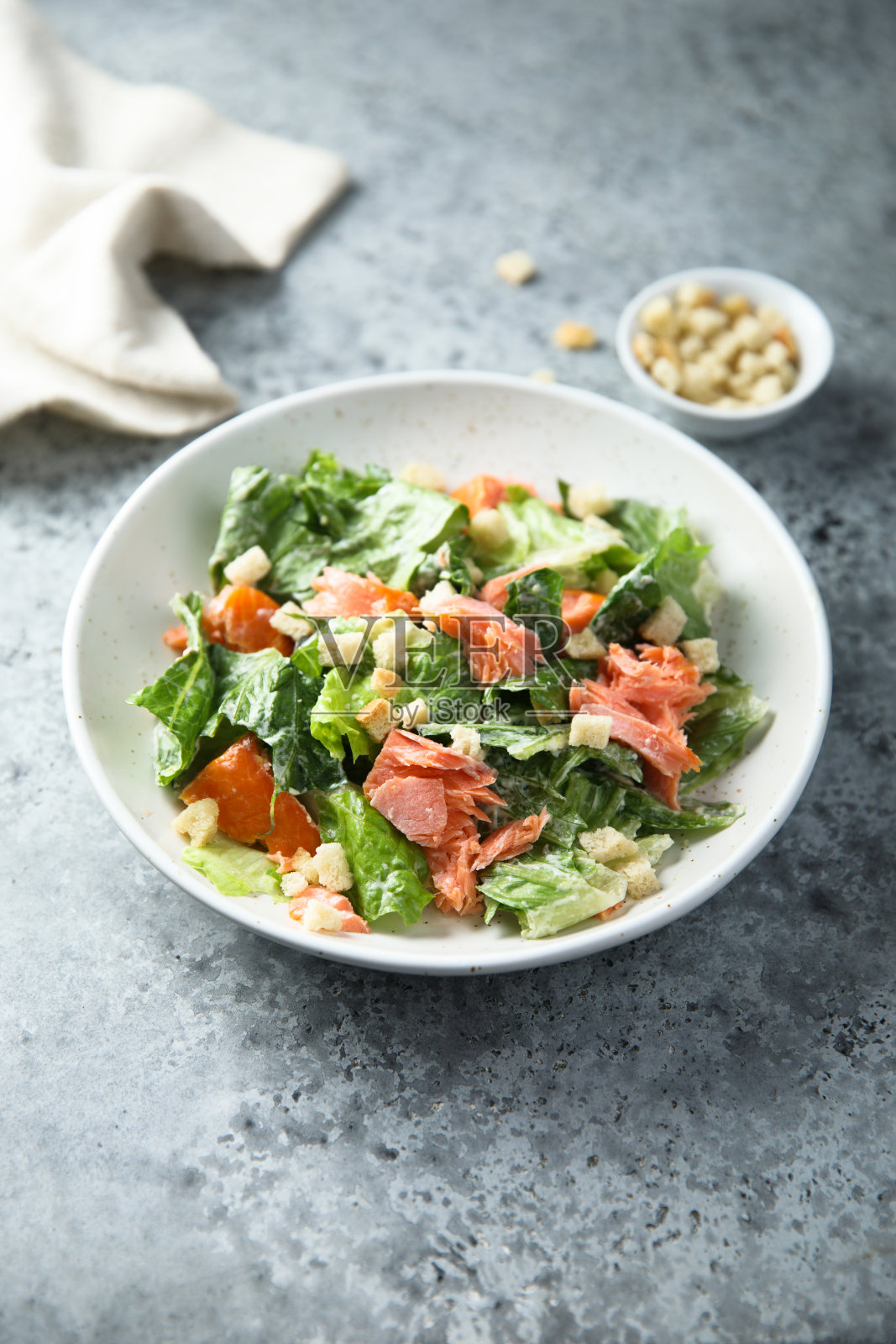 凯撒鲑鱼沙拉照片摄影图片