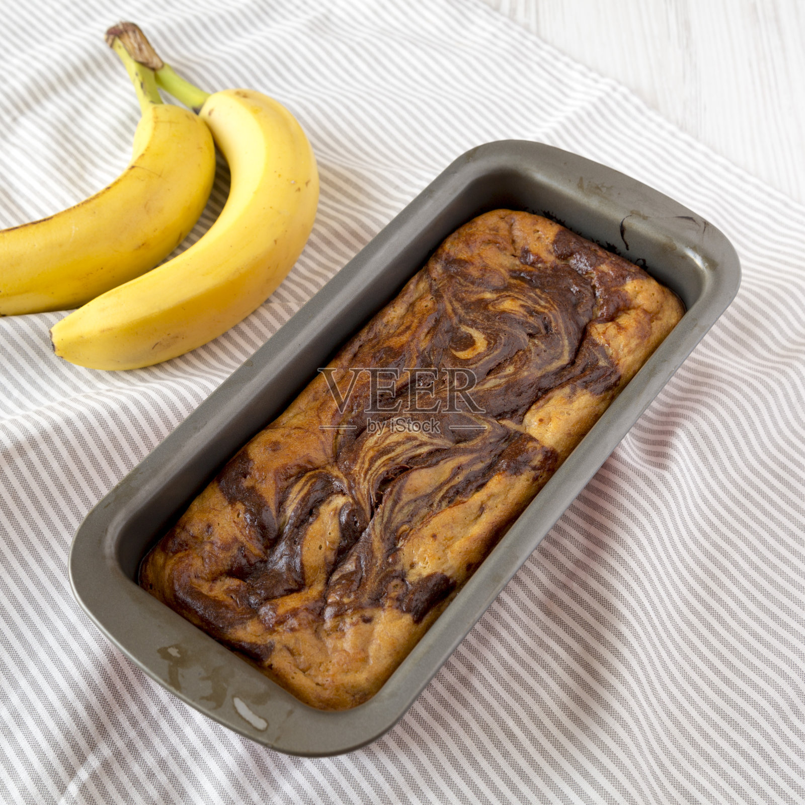 自制巧克力香蕉面包，侧视图。照片摄影图片