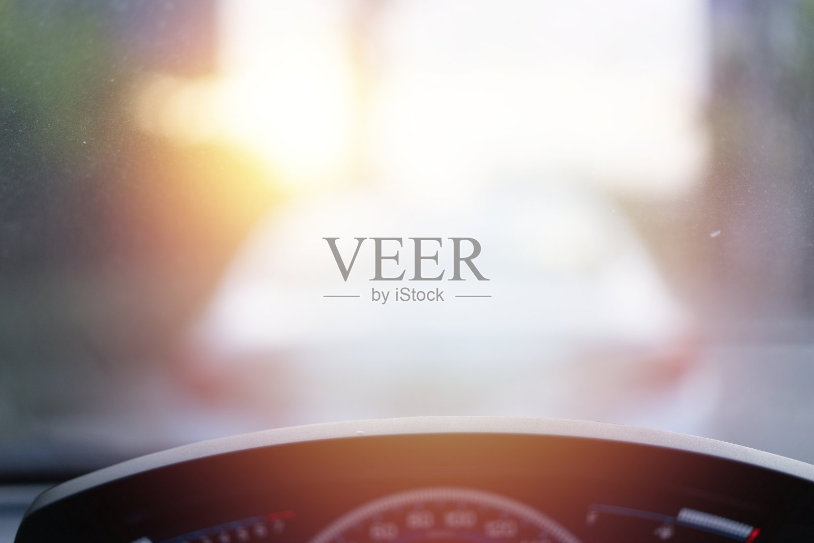 交通车辆在阳光下的街道上照片摄影图片