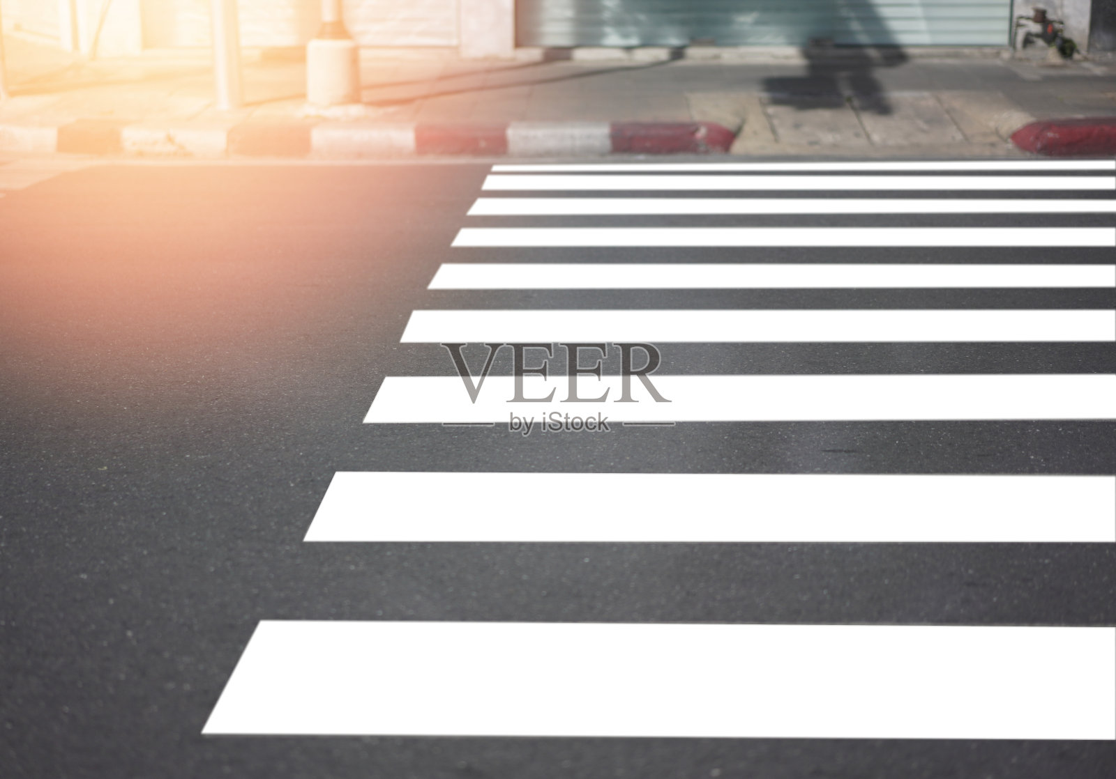 人们通过人行横道过马路照片摄影图片