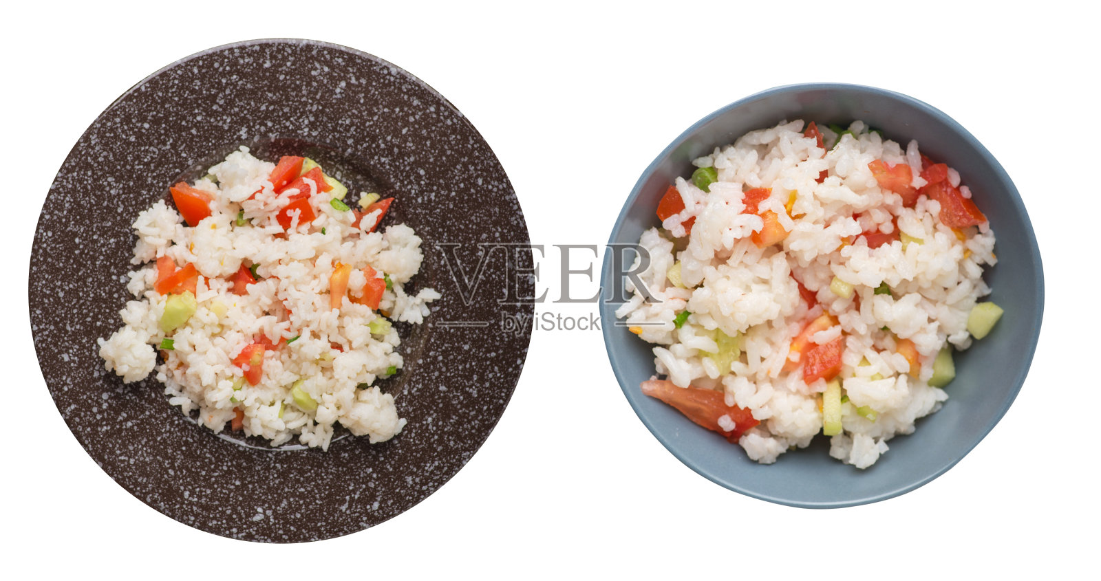 米饭和蔬菜放在白色背景的盘子里。米饭配西红柿，黄瓜和洋葱。照片摄影图片