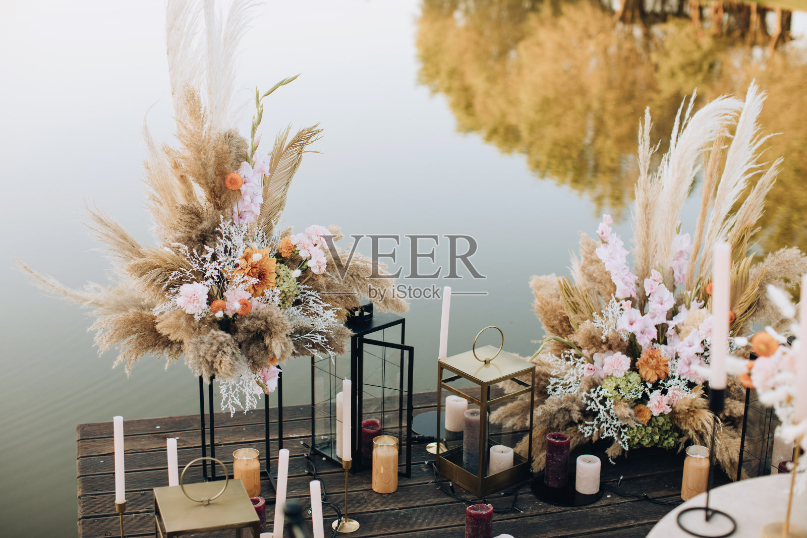 波西米亚乡村风格的婚礼装饰。鲜花和蜡烛照片摄影图片