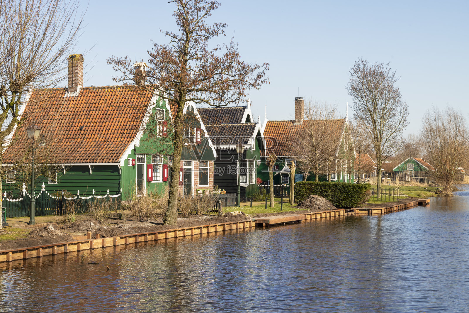 Zaanse Schans村的传统荷兰木屋。照片摄影图片