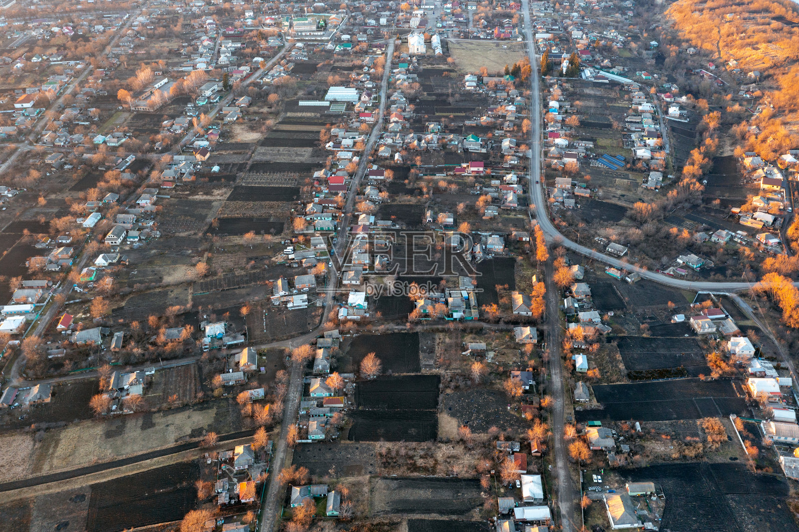 俯瞰村庄、私人住宅和菜园照片摄影图片