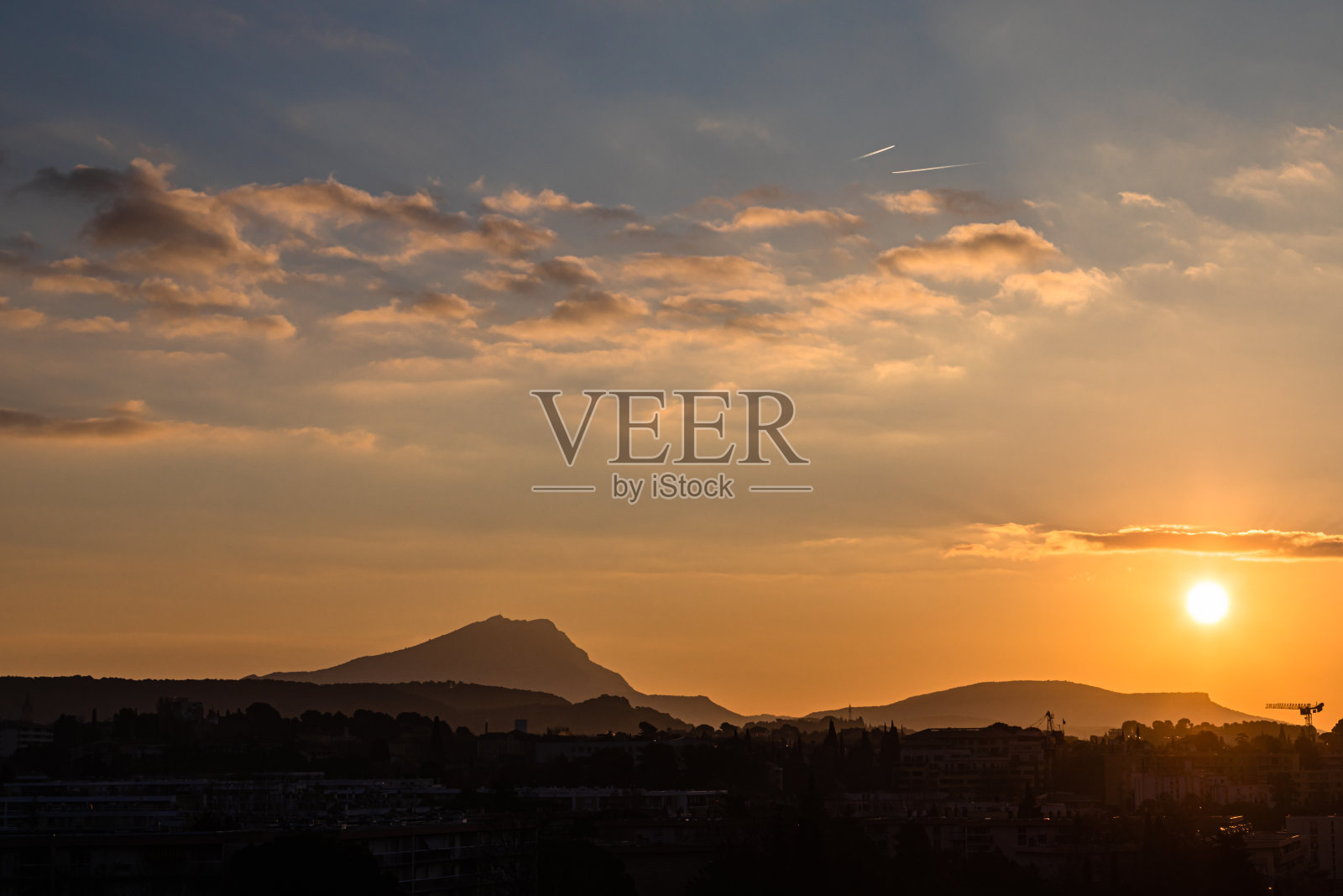 冬天清晨的阳光照耀下的圣Victoire山照片摄影图片