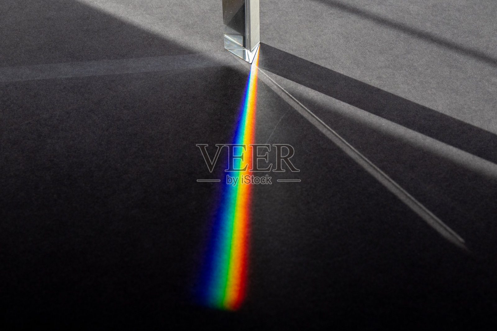 光线进入棱镜并产生阴影和彩虹折射照片摄影图片