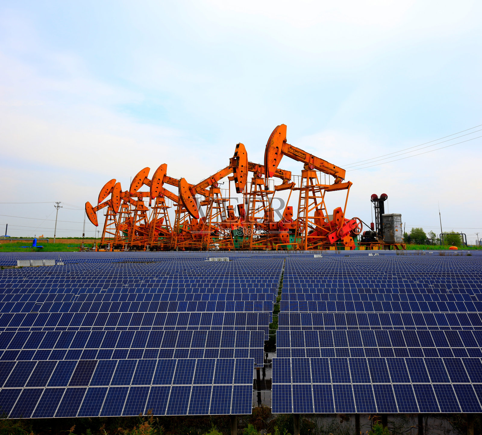 带太阳能电池板的油泵照片摄影图片