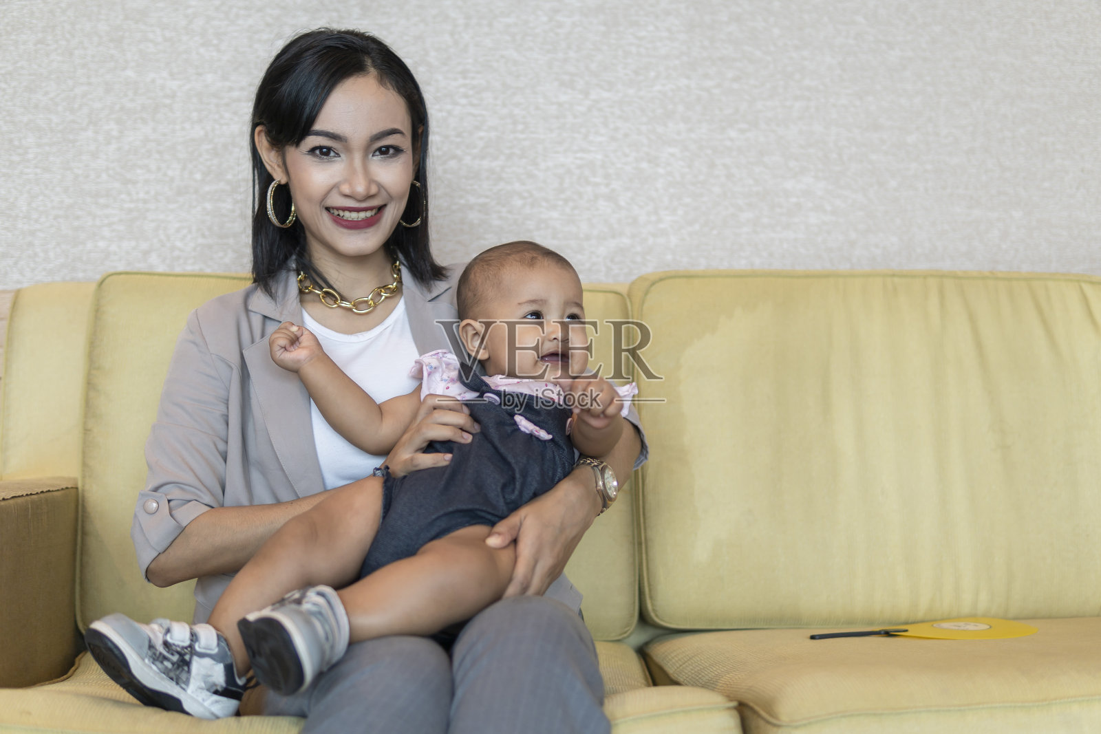 母女俩对着镜头微笑照片摄影图片