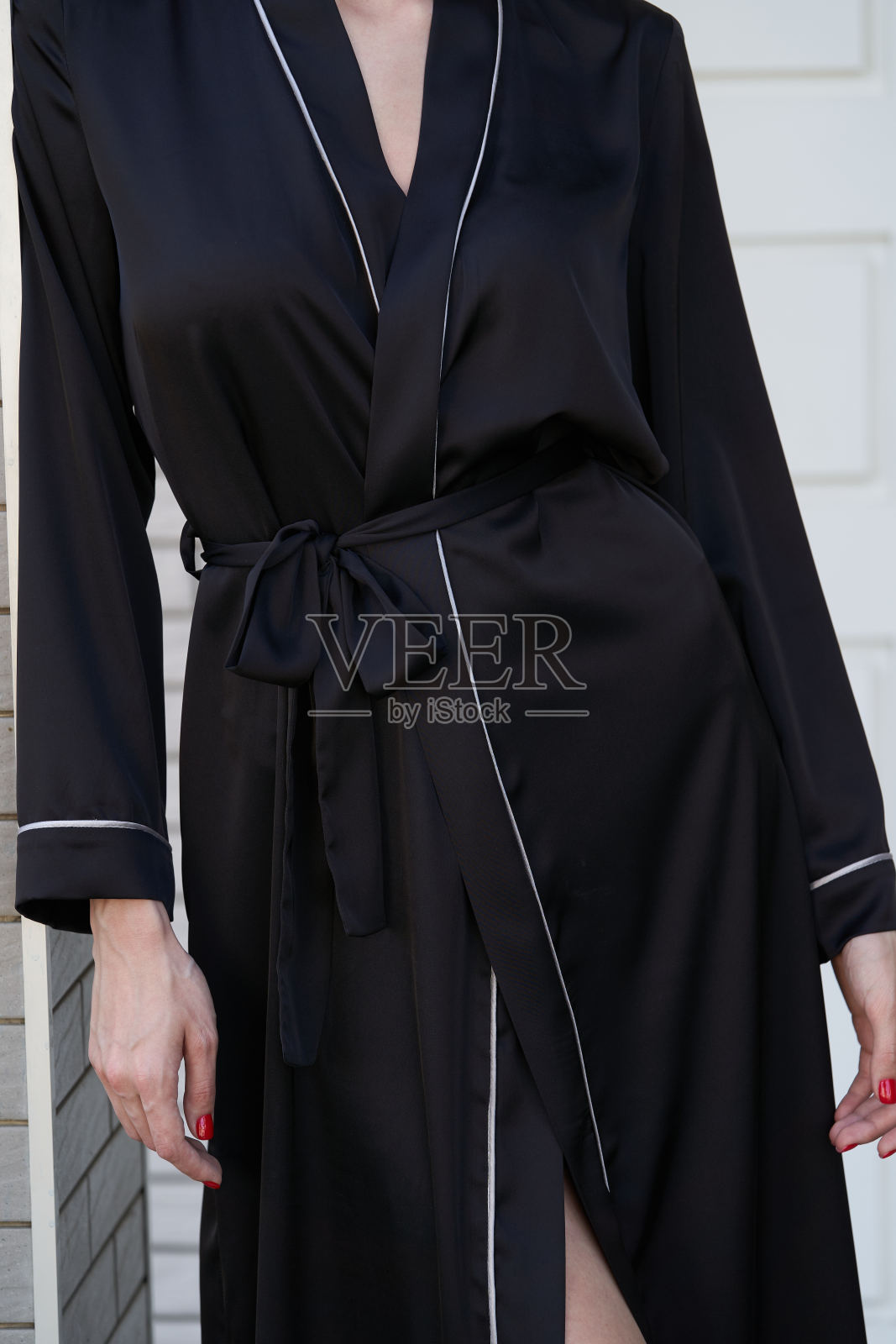 年轻女子穿着休闲的夏装照片摄影图片