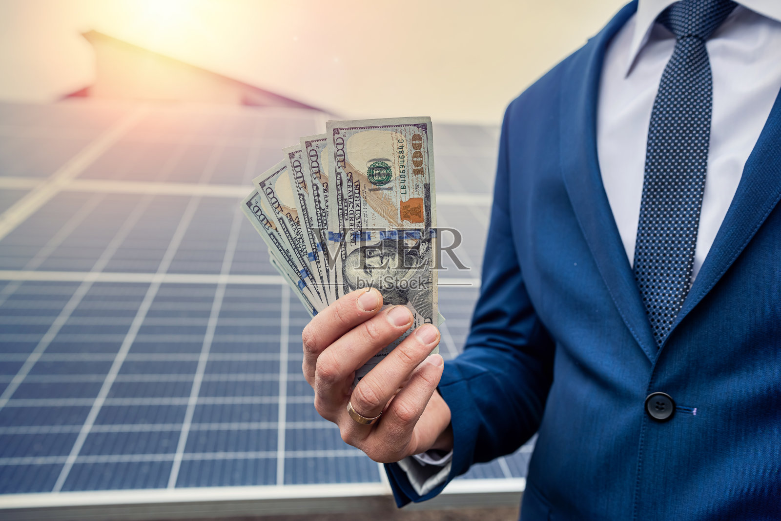 漂亮年轻漂亮的工人手拿安装太阳能电池板的钱。照片摄影图片